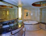 ID 2916 EXPLORER OF THE SEAS (2000/137308grt/IMO 9161728) - Royal Suite bathroom.